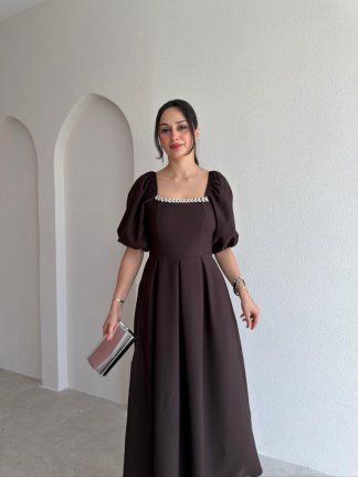 TUAL Yaka Taş Detaylı Midi Elbise 4001 - Acı Kahve 
