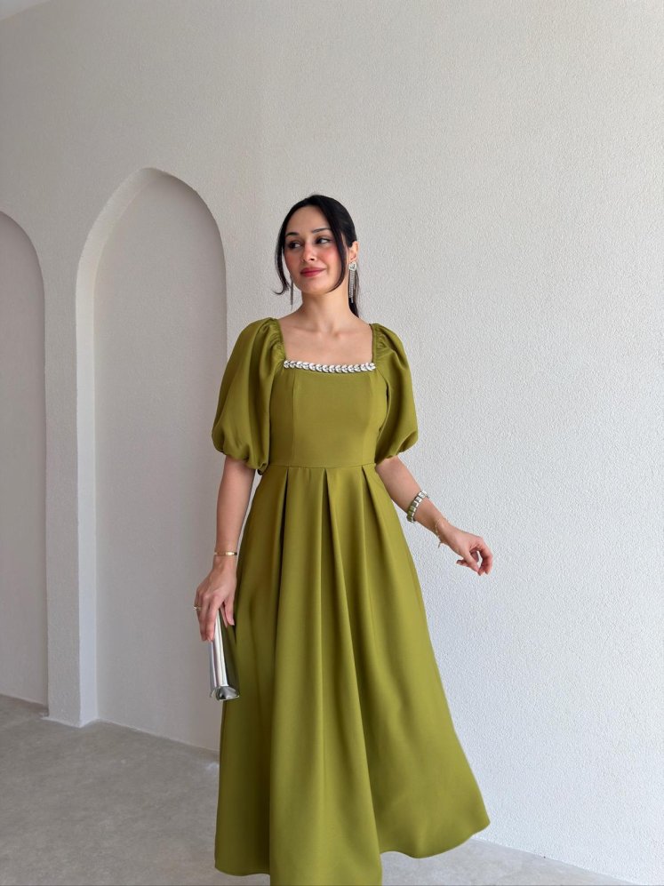 TUAL Yaka Taş Detaylı Midi Elbise 4001 - Yağ Yeşili - Mooi Butik